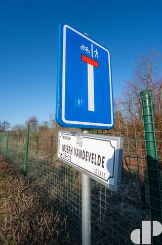 Prachtig villaperceel zonder bouwverplichting

Ontdek dit mooie villaperceel zonder enige bouwverplichting, waardoor u volledig vrij bent in de timing van uw bouwproject. Dankzij de soepele bouwvoorschriften geniet u van tal van mogelijkheden om uw droomwoning te realiseren.

Er is nog een hoeve die zal afgebroken worden op kosten van de verkavelaar, 6% btw op de nieuwbouw constructiewaarde is mogelijk. Het terrein zal volledig bouwrijp gemaakt worden.

Het perceel kijkt uit op een groene zone en is rustig gelegen, met fietspaden die een vlotte verbinding bieden naar sportfaciliteiten, scholen en het centrum. Bovendien geniet u van een uitstekende bereikbaarheid, met een snelle aansluiting op de E17.