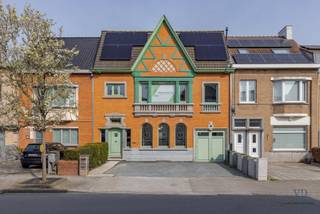 Karaktervolle jaren ’30-woning met authentieke gevel, gunstig gelegen nabij het centrum van Deinze.<br /><br />Deze unieke eigendom beschikt over maar liefst 371 m² bewoonbare oppervlakte en combineert charme, ruimte en veelzijdigheid.<br /><br />Bij het betreden van de woning komt u binnen in een statige inkomhal. Rechts bevindt zich een (momenteel ingerichte) ruime vergaderzaal, ideaal voor een zelfstandige activiteit of vrij beroep. Links bevindt zich een gastentoilet. Verder is er toegang tot de inpandige garage, en het woongedeelte.<br /><br />De woning beschikt over een keuken en een recent gerealiseerde uitbouw (2018) met een royale, open leefruimte. De bijzonder hoge plafonds en grote raampartijen zorgen hier voor een uitzonderlijk ruimtegevoel en een overvloed aan natuurlijk licht. Aansluitend situeert zich de aangename stadstuin.<br /><br />Daarnaast is de woning volledig onderkelderd, wat zorgt voor extra opslag- of gebruiksmogelijkheden.<br /><br />Op de bovenverdieping bevinden zich vier slaapkamers, een bureauruimte, een washoek en een badkamer uitgerust met o.a. een bad als een douche. Bovendien is er een ruime zolder aanwezig die uitbreidingsmogelijkheden biedt.<br /><br />De woning beschikt over een gunstig EPC-label B en is technisch degelijk (o.a. zonnepanelen, conforme elektrische keuring, ... ).<br />Er is parkeergelegenheid vooraan de woning, wat een bijzondere troef is.<br /><br />Kortom, een karaktervolle eigendom waar wonen en werken perfect in harmonie kunnen samengaan.