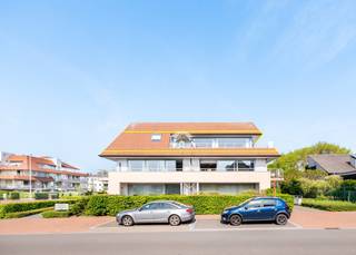 Zonnig & ruim driegevel appartement van 124 m² + 26,75 m² terras te koop in de standingvolle villaresidentie Edelweiss te Oostduinkerke. De residentie Edelweiss geniet van een bevoorrechte ligging: op wandelafstand van de duinen, de zee, het openbaar vervoer en het commercieel centrum van Oostduinkerke-Bad. Kortom: de ideale locatie voor uw vaste woonst of magnifiek tweede verblijf! <br /><br />Het zeer kwalitatief afgewerkt appartement werd als volgt ingedeeld: inkomhal | afzonderlijk toilet | ruime leefruimte voorzien van een gashaard uitgevend op zonnig hoekterras met open & groen zicht | open, volledig uitgeruste keuken voorzien van kwalitatieve toestellen met aansluitende berging met aansluiting voor wasmachine en droogkast | nachthal | ruime, volwaardige slaapkamer | badkamer voorzien van dubbele lavabo in meubel, tweede toilet en bubbelbad | tweede, zeer ruime slaapkamer met aansluitende slaaphoek & bureauhoek | douchekamer met lavabo in meubel en inloopdouche. <br /><br />Mogelijkheid tot aankoop van zeer ruime garagebox (3m55 breed op 11m95 diep) voorzien van elektriciteit en verlichting in de kelderverdieping van de residentie. Ook mogelijkheid tot aankoop van zeer grote kelder (4m35 op 3m45) op niveau -1. <br /><br />TROEVEN:
<ul>
<li>Zonnescreens</li>
<li>Volle parket in leefruimte & slaapkamers</li>
<li>Aankoop ruime garage en kelder mogelijk </li>
<li>Zuidwest gerichte leefruimte met aanpalend terras</li>
</ul>
Wonen in stijl te Oostduinkerke? Op zoek naar een ruim en luxueus tweede verblijf? Contacteer ons snel voor een afspraak aan dit prachtig appartement.