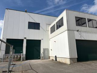 Gelegen in een dynamische industriële zone in Wauthier-Braine, biedt dit pand :Een opslagruimte van 1.240 m², perfect geschikt voor opslag, logistiek...