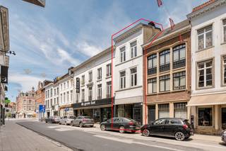 Bent u op zoek naar een zorgeloze vastgoedinvestering met een uitstekend rendementspotentieel en een minimaal risicoprofiel? Dit schitterende, multifunctionele gebouw (handelspand met bovenliggende woonst) in de historische en commerciële kern van Lier biedt de perfecte synergie tussen commerciële zichtbaarheid en residentieel comfort.<br /><br />🌟 Waarom dit de ultieme investering is:<br />* AAA-locatie met topvisibiliteit: gelegen in de bruisende Rechtestraat, dé winkel- en wandelas in het historische centrum van Lier. Een toplocatie met een constante stroom van passanten en een zeer hoge esthetische en culturele waarde.<br /><br />* Uitzonderlijke energiescore (EPC Label B): waar veel historische panden kampen met energielabels E of F en zware renovatieverplichtingen, blinkt dit pand uit met een energiescore B (slechts 139 kWh/m² jaar). Dit betekent: geen renovatieplicht, lagere lasten en een onmiddellijke voorsprong op de markt!<br /><br />* 100% Instapklaar & technisch perfect:<br />- elektriciteit: volledig conform goedgekeurd<br />- asbestveilig: het pand beschikt over een officieel asbestveilig attest.<br />- flexibele rendementsstromen: dankzij de slimme indeling leent het pand zich perfect voor een combinatie van een bloeiende handelszaak/kantoor op het gelijkvloers en een comfortabele, royale woonst (totale oppervlakte ca. 179 m²) op de bovenliggende verdiepingen. Dit biedt de mogelijkheid tot dubbele verhuur of een unieke 'work-live' combinatie.<br /><br />💼 Beleggersprofiel:<br />Dit pand is een droom voor de defensieve én de rendementsgerichte investeerder. Dankzij de uitstekende staat van onderhoud, de conformiteit van de technieken en het gunstige EPC-label hoeft u hier de komende jaren geen grote kapitaalsuitgaven te verwachten. U koopt puur, onmiddellijk rendementspotentieel op een absolute toplocatie.<br /><br /><br />Uiteraard is dit pand ook perfect voor mensen die fijn werken en mooi leven willen combineren in de heerlijke, historische binnenstad van Lier!<br /><br />📐 Indeling & uitrusting:<br />Gelijkvloers: ruim handelspand met grote etalage, uitgerust met moderne technieken waaronder een hoogwaardig ventilatiesysteem en airconditioning (voorzien op alle verdiepingen). Berging voor fietsen.<br />Bovenliggende verdiepingen: comfortabele residentiële unit met aparte functionele ruimtes, modern uitgeruste nutsvoorzieningen en aparte airco-units per verdiep voor een optimaal leefklimaat.<br />Eerste verdieping: volledig uitgerust keuken, ruime en lichte leefkamer en zonnig terras.<br />Tweede verdieping: master bedroom met ingemaakte dressing/kastenwand en badkamer met douche én bad.<br />Derde verdieping: twee supergezellige kinderkamers en open bureauruimte.<br /><br /><br />Mis deze unieke opportuniteit in het centrum van Lier niet en bel ons snel even, dan gaan we samen even kijken!<br /><br /><br /><strong><em>Voor interactieve grondplannen met foto’s, ga naar www.wijns.be en klik op de knop “virtueel bezoek”. Ook alle documenten vind je daar.</em></strong><br /><br /><strong><em>Info & afspraak: Thomas Gilliams - </em></strong>☎<strong><em> 0473/11 44 44 - </em></strong>✉<strong><em> thomas@wijns.be</em></strong><br /><br />