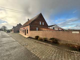 Villa te koop met loods op 1300m², loods van 300m²Indeling:Woonkamer, aparte keuken, badkamer, wasruimte &amp; 1 slaapkamer1ste verdiep, 4...