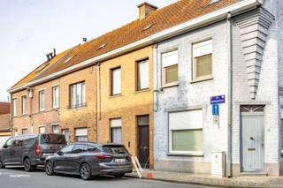 Deze woning is centraal gelegen in het centrum van Izegem, op wandelafstand van scholen, kinderopvang, openbaar vervoer en andere voorzieningen.<br />De woning dient gerenoveerd te worden, maar biedt heel wat potentieel. Momenteel beschikt de woning over 2 slaapkamers. Dankzij de vaste trap naar de zolderverdieping kan hier eenvoudig een derde slaapkamer worden ingericht.<br />Achteraan bevindt zich een compacte tuin, die kan worden omgevormd tot een gezellige stadstuin (zie foto's).<br /><br /><strong>Huidige indeling:</strong><br /><strong>Gelijkvloers:</strong> 2 leefruimtes, keuken, veranda, badkamer, apart toilet en stadstuin<br /><strong>Verdieping 1:</strong> 2 slaapkamers<br /><strong>Verdieping 2:</strong> Zolder, bereikbaar via vaste trap<br /><strong>Extra:</strong> Kelder<br /><br />Op deze woning is de renovatieplicht van toepassing. Mits het installeren van centrale verwarming kan reeds een EPC-label D behaald worden.<br /><br /><strong>Belangrijk: enkele foto's werden via AI gegenereerd. </strong>