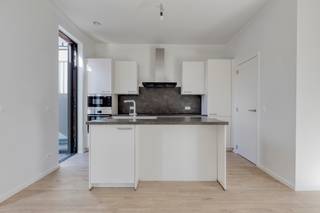 <p><span>Te huur: modern nieuwbouw appartement in Duffel, gelegen aan de Stationsstraat op de stadsrand en op wandelafstand van het treinstation.</span></p><p><br /></p><p><span>Dit lichtrijke appartement combineert wooncomfort met een praktische ligging. Dankzij de grote ramen geniet u van veel natuurlijke lichtinval. De nieuwbouwafwerking zorgt voor een frisse uitstraling en energiezuinige voorzieningen. Bovendien beschikt het appartement over een eigen parkeerplaats rechtstreeks verbonden aan het terras, wat een grote troef is in deze buurt.</span></p><p><br /></p><p><span>Interesse?</span></p><p><span>Druk op de knop &quot;Neem contact op&quot; daarna ontvangt u een mail. Gelieve de stappen in deze mail te volgen om u kandidaat te stellen.</span></p><p><br /></p><p><span>JOUW DROOMAPPARTEMENT. ZO GEVONDEN!</span></p>