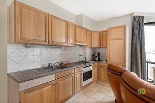 <p><span>Deze centraal gelegen serviceflat op de derde verdieping biedt een unieke opportuniteit in het hart van Vilvoorde  zowel voor investeerders als voor wie op zoek is naar een comfortabele woonoplossing. Met een aantrekkelijk rendement dankzij een maandelijkse huurprijs van 1.061 euro en een uiterst betrouwbare huurder het woonzorgcentrum zelf bent u verzekerd van een zorgeloze en stabiele investering. Het woonzorgcentrum huurt de flat reeds jarenlang en staat in voor zowel de punctuele huurbetalingen als het onderhoud, wat zorgt voor maximale gemoedsrust. Bent u eerder op zoek naar een eigen plek om te wonen? Ook dan is deze flat bijzonder interessant. Dankzij de goede ligging en het comfort biedt ze een veilige en aangename woonomgeving.</span></p><p><span>De indeling is praktisch en doordacht. Bij het binnenkomen via de inkomhal, voorzien van ingebouwde kasten, komt u terecht in een ruime en lichte leefruimte met open keuken. Deze gezellige ruimte geeft uit op een zonnig terras met een aangenaam uitzicht  ideaal om even te ontspannen.De nachthal leidt naar een comfortabele badkamer en een apart toilet, beide volledig uitgerust. De ruime slaapkamer biedt toegang tot een tweede terras, perfect voor een rustig moment in openlucht.</span></p><p><span>Kortom, deze serviceflat combineert een sterke investering met een functionele en comfortabele woonoplossing. Dankzij de uitstekende ligging en de zorgeloze verhuurformule is dit een kans die u niet mag missen.<br /><br /><br /></span></p><p><span> </span></p>