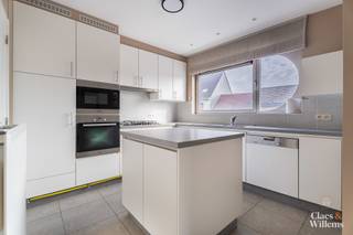 Gelegen in het bruisende centrum van Denderwindeke, op wandelafstand van alle voorzieningen zoals supermarkt, bakker, beenhouwer, apotheek, school...