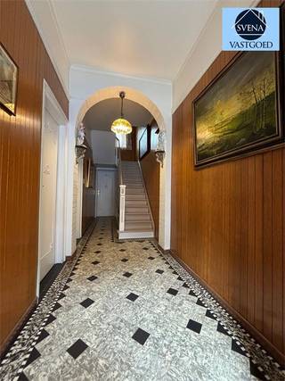 <p><span>Te moderniseren rijwoning met karakter, rustig gelegen nabij centrum Nederbrakel</span></p><p><span>Richtprijs: €199.000 euro</span></p><p><span> </span></p><p><span>Op zoek naar een charmante woning met potentieel in een rustige omgeving? Deze te moderniseren rijwoning is gelegen nabij het centrum van Nederbrakel en het recreatiedomein De Rijdtmeersen.</span></p><p><span> </span></p><p><span>Bij het binnenkomen word je verwelkomd in een mooie inkomhal, die met haar art deco-invloeden meteen karakter en sfeer uitstraalt. De ruime living met hoge plafonds biedt een aangename leefruimte, aansluitend op een lichtrijke eetruimte en de keuken. De badkamer dient nog voorzien te worden, maar hier zijn verschillende mogelijkheden om deze te integreren in de woning.</span></p><p><span> </span></p><p><span>Achteraan vind je een terrasoverkapping en enkele oude koterijen, die de optie bieden om de keuken uit te breiden of een badkamer te plaatsen. De zonnige tuin biedt een prachtig uitzicht over de natuur en nodigt uit tot ontspanning.</span></p><p><span> </span></p><p><span>Op de eerste verdieping zijn er twee ruime slaapkamers en een extra ruimte die perfect kan dienen als bureau of dressing. Via een vaste trap bereik je de zolderkamer, waar nog twee extra slaapkamers kunnen worden ingericht.</span></p><p><span> </span></p><p><span>De woning wordt verwarmd met een gaskachel en beschikt deels over dubbele beglazing in PVC en hout. Momenteel heeft de woning een EPC-label F, maar met enkele gerichte aanpassingen kan dit snel naar een label D gebracht worden.</span></p><p><span> </span></p><p><span>Voor info of bezoek bel 0475/51.40.73 en stuur een email naar <span>info@svena.be</span></span></p><p><span> </span></p><p><span>Deze gegevens zijn louter informatief en wij kunnen niet aansprakelijk gesteld worden voor eventuele onjuistheden.</span></p><p><span>De bewoonbare oppervlakte is slechts indicatief.</span></p>