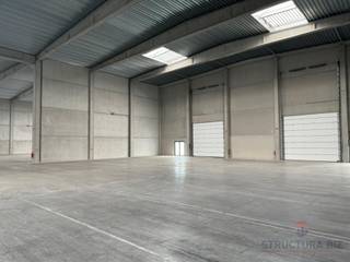 Entrepôt à louer à Ninove avec accès facile à l'Expressweg. L'entrepôt de 1 260 m² dispose d'une hauteur libre de 10 mètres, de 4 portes sectionnelles, d'un puits de lumière, d'un sol en polybéton, d'installations sanitaires, d'un éclairage et d'un espace extérieur suffisant pour le stationnement et les manœuvres. Il est possible d'y installer un bureau.<br /><br />La propriété est disponible immédiatement. Si vous êtes intéressé, contactez Structura.biz pour une visite du site !