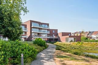 <p><span>Très joli appartement spacieux avec une chambre et une grande terrasse avec vue sur le jardin et l'étang commun comprenant un hall, un coin buanderie, une grande pièce de vie avec coin cuisine, une salle de bains équipée. Cet appartement est conçu pour PMR.</span></p>