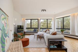 <p>Vous cherchez un logement dans le quartier du Zuid ? Vous l’avez trouvé. Cet appartement rénové avec goût combine trois chambres à part entière, deux salles de bains et un vaste espace de vie, tout en offrant l’intimité d’un seul appartement par étage.</p><p>À l'extérieur, Anvers vous attend. Le quartier du Zuid, le KMSKA, la place Marnix, les restaurants, les cafés et les magasins sont à deux pas, tandis que le tram, le vélo et les principales artères de circulation assurent une desserte fluide.</p><p>•    Rénové en 2022<br />•    3 chambres à part entière<br />•    2 salles de bains<br />•    Beaucoup de lumière naturelle<br />•    Ascenseur<br />•    2 espaces de rangement privatifs<br />•    Emplacement de choix dans le quartier « ’t Zuid »</p><p>La rénovation confère à l’appartement un aspect frais et contemporain sans pour autant effacer son caractère. Le parquet à carreaux d’origine a été conservé et constitue une base chaleureuse pour le spacieux espace de vie. De grandes baies vitrées inondent l’appartement de lumière naturelle, avec vue sur la verdure des cimes d’arbres de l’Amerikalei.</p><p>La cuisine a été intégrée de manière épurée et se prolonge jusqu’au hall d’entrée grâce à une rangée de placards sur mesure : un effet visuel apaisant et, surtout, un espace de rangement supplémentaire considérable.</p><p>Trois chambres et deux salles de bains viennent compléter le tableau. Famille, bureau à domicile, dressing ou invités ? Ici, pas besoin de choisir.<br />Plus de pièces. Plus de confort. Plus de Sud.</p><p>Vous avez repéré l'Amerikalei 67A ? Alors vous aurez sans doute envie de jeter un œil à l'intérieur. Organisez votre visite via Sinjoor.be ou appelez le 03 283 05 00.</p>