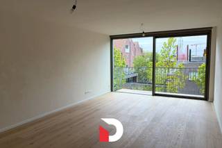 In de rustige wijk Kristus-Koning op wandelafstand van Brugge centrum bevindt zich dit modern nieuwbouw loftappartement met veel lichtinval.<br /><br />De loft wordt momenteel volledig geschilderd en voorzien van lichtarmaturen. Deze zal instapklaar zijn. <br /><br />U komt binnen via de inkomhal met een apart toilet. De lichtrijke leefruimte geeft uit op een open, volledig ingerichte keuken die naadloos aansluit bij het geheel. De slaapruimte ligt achter de leefruimte en keuken en heeft toegang tot de badkamer en is voorzien van een inloopdouche en een stijlvol lavabomeubel. Verder is er een aparte berging met aansluiting voor een wasmachine.<br /><br />Het appartement beschikt over twee terrassen, waarvan het voorste terras een aangenaam zijdelings zicht biedt op de vaart, en een ruim terras dat uitgeeft op de binnentuin ideaal om in alle rust te genieten van de buitenruimte.<br /><br />Een ondergrondse staanplaats is inbegrepen, wat zorgt voor extra comfort. Dit appartement is perfect voor wie rustig wil wonen in een moderne en kwalitatieve omgeving.<br /><br />EPB in opmaak.<br /><br />Plan uw bezoek eenvoudig via onze website: www.delbecque.immo.