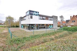 Dit gelijkvloerse handelspand bestaat in zijn totaliteit uit een ruime toonzaal, een bureauruimte, keuken, douche, stockage en een ruim magazijn...