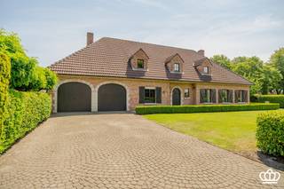 <p><span>Rustig gelegen, ruime landelijke villa te Kalmthout met onder meer leefruimte, bureel, ingerichte keuken, dubbele inpandige garage, berging, 3-4 slaapkamers, 1 badkamer en polyvalente ruimte met uitbreidingsmogelijkheden op een perceel van circa 1.300 m².</span></p><p><span> </span></p><p><span>INDELING</span></p><h4><span>Gelijkvloers:<br />Ruime inkomhal met gastentoilet. Aan de ene zijde bevindt zich een bureel, dat ook perfect kan dienen als slaapkamer. Aan de andere zijde opent zich de ruime leefruimte van ca. 60 m².<br />De leefruimte geniet dankzij de grote raampartijen van een aangename lichtinval en wordt extra sfeervol door de centrale doorkijkhaard. Via de schuiframen loopt u rechtstreeks naar het zuidgerichte terras en de tuin.<br />De halfopen keuken is uitgerust met een oven, koelkast, dubbele spoelbak en gasfornuis. Aansluitend bevindt zich een praktische berging.<br />Verder beschikt het gelijkvloers over een badkamer met dubbele wastafel, ligbad en toilet, een aparte wasberging met aansluitingen voor wasmachine en droogkast en een ruime dubbele inpandige garage.</span></h4><h4><span>Eerste verdieping:<br />De open vide met massief houten trap brengt u naar de eerste verdieping en geeft toegang tot 3 slaapkamers en een polyvalente ruimte. Deze laatste biedt tal van mogelijkheden en kan, na verdere afwerking, worden ingericht als een ruime master suite met een eigen badkamer en dressing.</span></h4><p><span>Tuin:</span></p><p><span>De prachtige tuin is volledig omheind, geniet veel privacy en is voorzien van een zonnig terras.</span></p><p><span>Verder is er voldoende parkeergelegenheid vooraan de woning.</span></p><p><span> </span></p><p><span>Pluspunten:</span></p><p><span>-Gebouwd met duurzame en kwalitatieve materialen</span></p><p><span>-Rustig gelegen</span></p><p><span>-Recente CV ketel</span></p><p><span>-Tijdloze bouwstijl</span></p><p><span>-Dubbele inpandige garage</span></p><p><span> </span></p><p><span> </span></p>