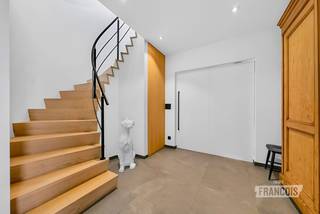 In de Binnenstraat 1 te Koekelare bevindt zich deze exclusieve alleenstaande woning, waar een hoogwaardige afwerking, royale ruimtes en een energiezuinig karakter samenkomen. Gelegen op een mooi perceel van 1.335 m² biedt deze instapklare woning alle comfort voor wie op zoek is naar een stijlvolle gezinswoning met een prachtige tuin.<br /><br />Via de ruime inkomhal komt u terecht in de indrukwekkende leefruimte, waar de overvloedige lichtinval dankzij de grote raampartijen meteen in het oog springt. De gezellige haard vormt het warme hart van de woonkamer, terwijl de open eetruimte naadloos aansluit op de volledig uitgeruste keuken. De kwalitatieve afwerking en het gevoel van openheid maken dit de ideale plek om te genieten.<br /><br />Aansluitend bevindt zich de inpandige garage, die zorgt voor extra praktisch comfort. Een absolute blikvanger is het volledig glazen bijgebouw, een unieke ontspanningsruimte waar u het hele jaar door kunt genieten van een prachtig uitzicht op de verzorgde tuin.<br /><br />Op de verdieping beschikt de woning over maar liefst vijf volwaardige slaapkamers en een stijlvolle, luxueus afgewerkte badkamer. Dankzij de ruime indeling is er meer dan voldoende plaats voor een groot gezin, een thuiskantoor of hobbyruimte.<br /><br />Ook technisch is deze woning volledig mee met haar tijd. De centrale verwarming op aardgas met hoogrendementsketel, de conforme elektrische installatie en de zonnepanelen met een jaarlijkse opbrengst van ongeveer 3.500 kWh dragen bij aan het energiezuinige karakter en de lage energiekosten.<br /><br />