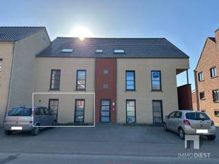 <p><span>Ruim en energiezuinig gelijkvloers appartement (95 m²) met zonnig terras in Schaffen.</span></p><p><span>Dit appartement in de Kerkstraat (Schaffen), biedt u heel wat comfort.</span></p><p><span> </span></p><p><span>Indeling:</span></p><p><span>- Grote leefruimte met open keuken </span></p><p><span>- Keuken voorzien van toestellen (vaatwasser, keramische kookplaat, combi-oven)</span></p><p><span>- Zonnig terras aan achterzijde (aansluitend op de living)</span></p><p><span>- Badkamer met lavabomeubel en bad-douchecombinatie</span></p><p><span>- Ruime berging</span></p><p><span>- Apart toilet</span></p><p><span>- Twee slaapkamers</span></p><p><span> </span></p><p><span>Ondergronds: </span></p><p><span>- Privé-parkeerplaats (nr. 1)</span></p><p><span>- Afsluitbare berging (nr. 1)</span></p><p><span>Vooraan het gebouw mag u een extra staanplaats gebruiken (uiterst links).</span></p><p><span> </span></p><p><span>Ontdek hier de troeven:</span></p><p><span>- Gunstige ligging: gelegen in het centrum van Schaffen (bakker, apotheek) </span></p><p><span>- Op wandelafstand van scholen en openbaar vervoer</span></p><p><span>- Vlotte verbinding naar belangrijke invalswegen</span></p><p><span>- 2 ruime slaapkamers</span></p><p><span>- Zuid-Westgericht terras</span></p><p><span>- lage gemeenschappelijke kosten</span></p><p><span> </span></p><p><span>Comfort:</span></p><p><span>- Terras aansluitend aan de leefruimte</span></p><p><span>- Handige berging in het appartement</span></p><p><span>- Ondergrondse parkeerplaats </span></p><p><span>- Kelderberging</span></p><p><span> </span></p><p><span>Bouwtechnisch:</span></p><p><span>- Praktische indeling met open leefruimte</span></p><p><span>- Veel natuurlijke lichtinval</span></p><p><span>- Ruime slaapkamers</span></p><p><span> </span></p><p><span>Energetisch:</span></p><p><span>- Energiezuinig (EPC B u heeft geen renovatieplicht)</span></p><p><span>- Zonnepanelen met certificatenopbrengst van 450 Euro/1.000kWh (tot 2029)</span></p><p><span>- Keuring elektriciteit is conform tot 2034</span></p><p><span> </span></p><p><span>Dit appartement is de ideale woonst voor wie op zoek is naar een ruim, praktisch en energiezuinig appartement in een rustige omgeving.</span></p><p><span>Het appartement wordt momenteel verhuurd maar zal beschikbaar zijn bij akte.</span></p><p><span>Ideaal om zelf te bewonen of als investering (snelle verhuring is mogelijk).</span></p><p><span> </span></p><p><span>Interesse? Plan een bezoek in! Bel Immo Diest op het nr. +32 13 31 25 22.</span></p><p><span>Virtuele tour reeds nu te bekijken op de website <span>www.immodiest.be</span></span></p><p><span> </span></p><p><span>Bron bewoonbare oppervlakte: zie EPC</span></p>
