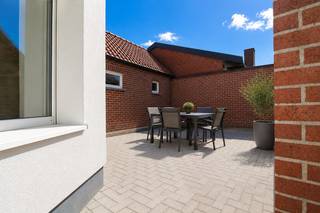 Bent u op zoek naar een instapklare huurwoning waar comfort en kwaliteit centraal staan? Deze volledig gerenoveerde woning in Adegem werd zowel binnen als buiten grondig vernieuwd en is afgewerkt met oog voor detail.
Bij het betreden van de woning ervaart u meteen de aangename, verzorgde uitstraling. De ruime, lichtrijke leefruimte geeft een ruimtelijk gevoel. De open keuken is uitgerust met de nieuwste toestellen en biedt alle comfort voor dagelijks gebruik.
Op het gelijkvloers bevindt zich bovendien een ruime badkamer, voorzien van zowel een ligbad als een aparte douchecabine.
Op de tweede verdieping bevinden zich drie slaapkamers waarvan 1 master slaapkamer.
Buiten geniet u van een leuke, zonnige tuin waar u in alle rust kunt ontspannen. De woning beschikt daarnaast over een aparte garage en een praktische kelder, ideaal als extra bergruimte.
Een ideale huurwoning voor wie op zoek is naar een kwalitatief afgewerkte woning met alle hedendaagse comfort.
Wenst u een bezoek te brengen?
Maak uw afspraak via www.vastgoedunicum.be of stuur een e-mail naar verhuur@vastgoedunicum.be.