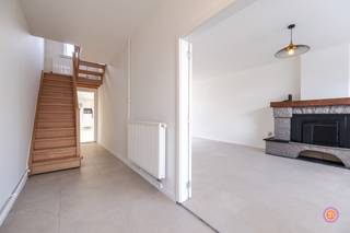 <p>PLAN JOUW BEZOEK: calendly.com/office-julimmo/weertstraat<br /><br />In het landelijke Mariekerke vinden we deze instapklare woning terug. Deze halfopen bebouwing bevindt zich vlakbij de Schelde, waar je een aangename wandeling kan gaan maken.<br /><br />Bij het betreden van de woning kom je binnen in de inkomhal die naadloos overgaat in de ruime leefruimte. Deze lichtrijke leefruimte vormt het hart van de woning en sluit mooi aan op de volledig geïnstalleerde keuken. Achteraan bevindt zich een gastentoilet.<br /><br />Op de eerste verdieping vinden we twee ruime slaapkamers en een badkamer met lavabo, toilet en douche. Beide kamers zijn voorzien van rolluiken voor extra comfort.<br /><br />De vaste trap brengt je naar de grote afgewerkte zolder, perfect als master bedroom, hobbyruimte of op te delen in twee aparte kamers.<br /><br />Achteraan de woning bevindt zich een aparte bergruimte. <br />De woning beschikt verder over een droge kelder, ideaal als extra bergruimte.<br /><br />De oprit biedt plaats voor meerdere wagens en als extra troef is er een zeer ruime garage van 40m².<br /><br />Buiten geniet je van een grote, volledig afsluitbare tuin — een ideale plek om te ontspannen of om kinderen veilig te laten spelen. <br /><br />Dankzij de zonnepanelen en recente opfrissingen presenteert deze woning zich als een instapklare, energiezuinige gezinswoning met veel bruikbare ruimte.<br /><br />Ben je op zoek naar een instapklare woning?<br />Contacteer ons gerust via office@julimmo.be of 0473761807.</p>