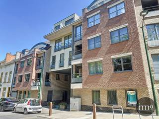 Ukkel : IMMO-STORE biedt u dit GOEDGELEGEN appartement van ca 123m² op de 1STE VERDIEPING van een gebouw (2007) aan, bestaande RUIME woonkamer met AANPALEND TERRAS, een OPEN INGERICHTE keuken, inkomhal, 4 SLAAPKAMERS, een badkamer met BAD en DUBBELE LAVABO én aparte DOUCHEKAMER. Dit gebouw bevindt zich op een STEENWORP van het STATION. NABIJ ALLE FACILITEITEN. +++ EPC 'E' of 239 +++ 2 ONDERGRONDSE GARAGES aan 20.000€/STUK. U wenst een bezoek? Bel ons op 02 203 03 03