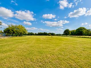 <p>Gelegen aan de Meylweg in Kontich, bevindt zich deze uitgestrekte landbouwgrond die wacht op een nieuwe eigenaar. Deze grond biedt tal van mogelijkheden voor de fervente landbouwer, paardenliefhebber of investeerder die op zoek is naar een strategische locatie om dromen waar te maken. De open ruimte, omringd door een rustige omgeving, zorgt voor een serene sfeer die ideaal is voor agrarische doeleinden of mogelijk toekomstige ontwikkeling.<br /> </p>
<p>Met een onbesproken ligging in een groene omgeving, profiteert u hier niet alleen van de rustige leefomgeving, maar ook van goede bereikbaarheid tot de omliggende gebieden. Deze landbouwgrond biedt dus niet enkel potentieel voor eigen gebruik, maar ook voor waardevolle investeringen in de toekomst. Neem de tijd om deze kans te overwegen en ontdek de mogelijkheden die deze ruimte biedt, waar u uw visie werkelijkheid kunt laten worden.<br /><br />Gvg-Ag-Gmo-Gvkr-Gvv<br />Stedenbouwkundige inlichtingen in opvraging</p>