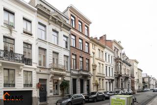 Appartement op de 2de verdieping met lift die rechtstreeks uitkomt in de privatieve inkomhal.<br />Inkomhal met apart toilet; leefruimte met open keuken met kookeiland, voorzien van kasten, kookplaat, dampkap, oven, spoelbak en vaatwasser; 3 slaapkamers en 2 badkamers.<br /><br />Gemeenschappelijke kosten: 50 EUR (minuterie, onderhoud CV, bijdrage syndicus)<br />Beschikbaar op 15/02/2026.<br />Geschikt voor maximaal 5 personen.<br /><br />Huurwaarborg bedraagt 3 maanden huur.<br />Plaatsbeschrijving door extern bedrijf met gedeelde kosten.<br /><br />Een bezoek ter plaatse kunt u enkel online reserveren op www.hansvastgoed.com.<br />Voor meer informatie, bezoek onze website www.hansvastgoed.com of neem contact op met info@hansvastgoed.com of +32 3 366 05 30.