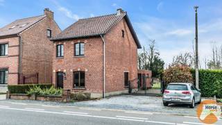 LUMMEN - Instapklare woning op 57aHeel centraal gelegen, op 4 km van de autostrade en vlakbij winkels en scholen.Deze woning is instapklaar te noemen...