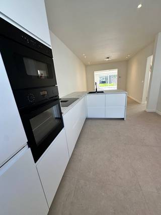 <p>Instapklare woning met 4 slaapkamers en zonovergoten tuin</p><p>Op zoek naar een verrassend ruime woning met een prachtige leefruimte en een diepe, zonovergoten tuin? Dan is deze woning in Assebroek absoluut een bezoek waard.</p><p>Al van bij het binnenkomen valt op hoeveel ruimte deze woning te bieden heeft. Vanuit de inkomhal met apart gastentoilet kom je in de moderne keuken, met aansluitend alle plaats voor een grote eettafel.</p><p>Daarna loopt de woning verder door naar de bijzonder ruime en lichtrijke leefruimte. Een heerlijke plek met plaats voor een royale zithoek én nog voldoende ruimte voor bijvoorbeeld een speel-, werk- of leeshoek. De grote raampartijen achteraan zorgen voor veel licht en laten binnen en buiten mooi in elkaar overvloeien.</p><p>Ook buiten zet dat gevoel van ruimte zich verder. De diepe, zonovergoten tuin met terras biedt volop ruimte om te spelen, te ontspannen, te tuinieren of vrienden te ontvangen tijdens lange zomeravonden.</p><p>Op het gelijkvloers is er bovendien een extra douchekamer. Boven bevinden zich 4 slaapkamers en een ruime badkamer. Wie niet alle kamers als slaapkamer nodig heeft, heeft meteen alle vrijheid voor een dressing, thuiskantoor, logeer- of hobbykamer.</p><p>De woning is volledig geschilderd en vormt van keuken tot tuin een mooi en verzorgd geheel waar je meteen je eigen thuis van kunt maken.</p><p>Troeven:</p><p>* 4 slaapkamers<br />* Moderne keuken met ruime eetplaats<br />* Bijzonder ruime en lichtrijke leefruimte<br />* Ruime badkamer boven<br />* Extra douchekamer op het gelijkvloers<br />* Apart gastentoilet<br />* Volledig geschilderd<br />* Diepe, zonovergoten tuin met terras<br />* Regenwaterput 5000L<br />* Perceel van 271 m2</p><p>Vraagprijs: €419.000</p><p>Benieuwd naar de woning? Kom ze vooral zelf ontdekken. De ruimte komt pas echt tot haar recht wanneer je er binnenstapt.</p><p>Voor meer informatie of een bezoek:</p>