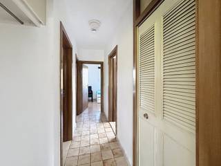 <p>Op de tweede verdieping van een kleinschalige residentie vinden we dit aangename hoekappartement met 3 slaapkamers terug. Het appartement beschikt bovendien over een zuidgericht terras en er zijn geen vaste kosten.</p>
<p>INDELING</p>
<p>We betreden het appartement via de inkomhal (2,1m²), voorzien van een gastentoilet met handenwasser.</p>
<p>Vanuit de inkomhal komen we in de leefruimte (30m²), gelegen aan de voorzijde van het appartement en voorzien van een laminaatvloer.</p>
<p>Via een glazen deur bereiken we de aparte keuken (7m²), afgewerkt met een keramische tegelvloer. De keuken is uitgerust met een koelkast, combi-microgolfoven, inductiekookplaat, dampkap en een stijlvolle zwarte spoelbak met afdruipvlak. Aan het werkblad zijn bovendien voldoende stopcontacten voorzien.</p>
<p>Het appartement beschikt over drie slaapkamers van respectievelijk 6m², 8m² en 13,5m².</p>
<p>De badkamer (6m²) is ingericht met een enkel lavabomeubel, kolomkast en een inloopdouche.</p>
<p>Tot slot beschikt het appartement over een aangenaam zuidgericht terras van 7m².</p>
<p>BIJZONDERHEDEN<strong><br />- </strong>Zuidgericht terras<br />- Geen vaste kosten<br />- Verbetering van het EPC in aanvraag<br /><br />Waarborg: 3 maanden - plaatsbeschrijving: €160 + BTW per partij<br />Beschikbaar vanaf 01/11/2026</p>
<p><strong>BEZOEKMOMENT</strong></p>
<p>Woensdag 7 oktober.</p>
<p><strong>Inschrijven voor het bezoekmoment is verplicht.</strong></p>