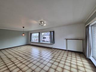 <p><span>Bezoeken kunnen niet telefonisch ingepland worden, huurprofiel is verplicht:</span></p><p><span>Klik op BEZOEK AANVRAGEN op onze website (www.immo-zone.be) en boek online uw afspraak in.</span></p><p><span>Visits cannot be scheduled by phone, a rental profile is required:</span></p><p><span>Click on REQUEST VISIT on our website (www.immo-zone.be) and book your appointment online.</span></p><p><span>Les visites ne peuvent pas être planifiées par téléphone, le profil de location est obligatoire:</span></p><p><span>Cliquez sur DEMANDER UNE VISITE sur notre site web (www.immo-zone.be) et réservez votre rendez-vous en ligne.</span></p><p><span> </span></p><p><span>Dit appartement is gelegen op de eerste verdieping en omvat :</span></p><p><span>Inkomhal, aangename ruime lichtrijke living, grote ingerichte keuken met eetgelegenheid en voorzien van ceramische kookplaat en dampkap.</span></p><p><span>3 slaapkamers, afzonderlijk toilet en badkamer met ligbad en lavabo. </span></p><p><span>Groot terras aan de voorzijde.</span></p><p><span>Garage voor 1 wagen.</span></p><p><span>Cv op aardgas, aluminium ramen met hoogrendementsbeglazing. </span></p><p><span> </span></p><p><span>EPC label B 166 kWh/(m² jaar).<br />Geen gemeenschappelijke kosten. <br />Dit appartement is beschikbaar vanaf 01/04. </span></p>