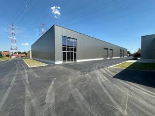 Nieuwbouw KMO-unit van 305 m² en 2 privatieve parkeerplaatsen te koop in Wevelgem.De geïsoleerde casco magazijnruimte is opgebouwd uit een...