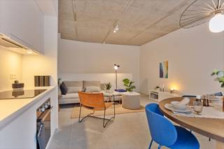 <p><span>Nieuwbouw appartement in Antwerpen</span></p><p><span> </span></p><p><span>*zonder meubels*</span></p><p><span> </span></p><p><span> </span></p><p><span>Bent u op zoek naar de perfecte plek om te wonen in Antwerpen? Zoek niet verder!</span></p><p><span> </span></p><p><span> </span></p><p><span>Mogelijkheid tot het huren van een ondergrondse autostaanplaats en/of berging.</span></p><p><span> </span></p><p><span> </span></p><p><span>Troeven:</span></p><p><span>- Lift</span></p><p><span>- Vloerverwarming</span></p><p><span>- Zonnepanelen</span></p><p><span>- Fietsenbergingen</span></p><p><span> </span></p><p><span> </span></p><p><span>Dit appartement ligt het hart van Antwerpen waardoor u toegang heeft tot alle voorzieningen, winkels, restaurants, scholen, openbaar vervoer,....</span></p><p><span> </span></p><p><span> </span></p><p><span>Vaste kosten ca: 190,00 eur: incl. vloerverwarming, onderhoud en verbruik gemeenschap.</span></p><p><span> </span></p><p><span> </span></p><p><span>Voor meer informatie en prijzen, neem contact met ons op 03/283 06 06 of info@reant.be.</span></p><p><span> </span></p>