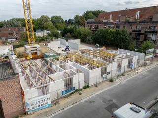 Dit nieuwbouwappartement situeert zich op het gelijkvloers van nieuwbouwresidentie De Zeven Rozen in blok A. Het omvat een inkomhal, een...