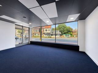 Bent u op zoek naar een strategisch gelegen handelspand met een uitstekende zichtbaarheid? Dit ruime commerciële pand van 166 m² bevindt zich op een toplocatie in het centrum van Eeklo, op wandelafstand van het station en omringd door tal van voorzieningen.
Dankzij de grote etalage geniet uw zaak van een maximale visibiliteit en een aantrekkelijke uitstraling naar voorbijgangers. Het pand leent zich perfect voor diverse commerciële activiteiten, zoals een winkel, kantoor, praktijk of showroom.
Interesse in dit handelspand?
Stuur een e-mail naar verhuur@vastgoedunicum.be of bel naar 09 336 16 15.