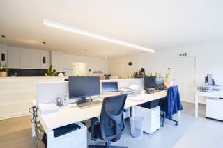 <p><span>Gunstig gelegen commerciële handelsruimte in het centrum van Sint-Gillis-Waas.</span></p><p><span> </span></p><p><span>Dit betreft een commerciële ruimte op een goede locatie met heel wat mogelijkheden zoals bv. kantoor, vrije beroepen, ...</span></p><p><span>De uitstekende ligging, de vele mogelijkheden en de vlotte parkeermogelijkheden in de buurt zijn slechts enkele van de vele troeven die dit pand te bieden heeft. </span></p><p><span> </span></p><p><span>INDELING</span></p><p><span>Kantoorgedeelte. </span></p><p><span>Bergruimte.</span></p><p><span>Keuken (vaatwas, spoelbak, dampkap, kookvuur, ijskast).</span></p><p><span>Badkamer (toilet, dubbele wasbak, douche in bad).</span></p><p><span>Apart toilet.</span></p><p><span>Vergaderzaal.</span></p><p><span>Bureau ruimte.</span></p><p><span>2 terrassen.</span></p><p><span> </span></p><p><span>EXTRA</span></p><p><span>Prima commerciële ligging in het centrum van Sint-Gillis-Waas. </span></p><p><span>Buitenberging inbegrepen.</span></p><p><span>Auto staanplaats inbegrepen.</span></p><p><span>Gemeenschappelijke kosten nog te bespreken.</span></p><p><span>Beschikbaar vanaf 01/04/2026. </span></p><p><span> </span></p>