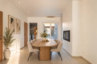 Een instapklare thuis waar stijl, comfort en energiezuinig wonen moeiteloos samenkomen.Deze volledig gerenoveerde woning op wandel- en fietsafstand van hartje Kortrijk werd met oog voor detail aangepakt en biedt alles wat je vandaag zoekt: een aangename leefruimte, drie slaapkamers, een gezellige buitenruimte én een energiezuinig karakter. Meubels erin en genieten maar!Troeven: 3 slk, EPC-label B, zonnepanelen, airco/warmtepomp, aangename en lichtrijke leefruimte, verzorgde, hedendaagse afwerking, gezellige onderhoudsvriendelijke tuin, praktische kelder, centrale ligging nabij het centrum van Kortrijk, volledig instapklaar Indeling: via de inkomhal kom je binnen in de gezellige leefruimte met plaats voor zowel een zit- als eethoek. Aansluitend bevindt zich de ingerichte keuken. Verder vinden we op deze verdieping de badkamer met inloopdouche en dubbele lavabo, een afzonderlijk toilet en toegang tot de buitenruimte.Op de eerste verdieping hebben we een nachthal die toegang geeft tot 2 volwaardige slaapkamers. De tweede verdieping werd ingericht als een ruime derde slaapkamer en biedt een fijne, afzonderlijke plek met heel wat mogelijkheden.Achteraan geniet je van een aangename tuin met terras en extra bergruimte. De kelder zorgt bovendien voor bijkomende praktische opslagruimte.Instapklaar, energiezuinig &amp; vlak bij het hart van Kortrijk: een woning die je niet alleen moet bekijken, maar vooral moet komen beleven.Interesse? feline@immobeguin.be