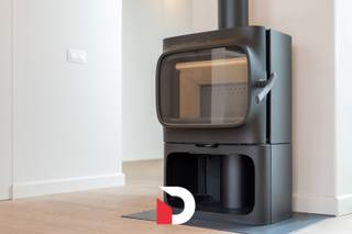 Maak kennis met deze energiezuinige stadswoning met 3 slaapkamers die gelegen is in een rustige straat in het hart van Brugge. <br /><br />Deze authentieke woonst werd volledig gestript en van 0 terug heropgebouwd. Elke leiding (water, riolering, elektriciteit) in deze woning is nagelnieuw en enkel de voorgevel bleef staan. Bijgevolg heeft dit eigendom een energielabel B. Dit betekent dat de woning zeer energiezuinig is en je dus zult genieten van lage energiekosten.<br /><br />De afwerkingsgraad van deze woning is van zeer hoge kwaliteit. Er werd gewerkt met rustgevende kleuren/materialen. De combinatie van de energiezuinigheid en de hoogwaardige afwerking maken deze stadswoning tot een unieke vondst in het centrum van Brugge.<br /><br />De indeling is als volgt: inkomhal met ingemaakte vestiairekast, woonkamer met gezellige kachel, ingebouwde tv-kast, berging, moderne leefkeuken met eetplaats en de uiterst gezellige stadskoer.<br />Op verdieping 1 vinden we 2 slaapkamers terug, afzonderlijk toilet en een ruime badkamer met ligbad en inloopdouche. Op verdieping 2 vinden we de masterbedroom terug. <br /><br />De ligging van de woning is echt uniek. Je bevindt je op wandelafstand van alle voorzieningen die de stad te bieden heeft. Van het Astridpark tot de winkels, scholen en restaurants tot culturele bezienswaardigheden, je hebt alles binnen handbereik en toch is het er muisstil.<br /><br />Kortom, deze stadswoning in Brugge is een unieke kans voor wie op zoek is naar een energiezuinige en prachtig gerenoveerde woning op een centrale locatie. Met de gezellige stadskoer, 3 slaapkamers en hoge afwerkingsgraad is dit een ideale woning voor wie wil genieten van het comfort van de stad, zonder in te boeten op duurzaamheid.<br /><br />Contacteer ons voor een bezoek of info via info@delbecque.immo of via 050 45 03 45.