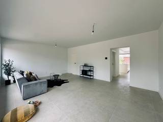 Deze totaal gerenoveerde woning is omgeven door groen. De vrijstaande woning beschikt over een diepe tuin, fijn terras en een praktische oprit.De indeling van dit pand is als volgt: U betreedt de woning langs de linker zijgevel via de ruime inkomhal met gastentoilet. Verder komt u enerzijds terecht in de leefruimte en anderzijds de keuken. De leefruimte biedt een open gevoel en voldoende plaats voor een extra eettafel. De keuken is achteraan de woning gelegen en is voorzien van enorm veel lichtinval, een kookeiland met zitplaatsen en een ruime eettafel, daarnaast is er ook nog een aanpalende bergruimte.Op de nachthal van de eerste verdieping is er toegang tot drie ruime slaapkamers, een ingerichte badkamer met douche en een apart toilet.op de tweede verdieping is er nog een vierde slaapkamer gelegen. Deze verdieping beschikt ook over een badkamer, maar dit keer met ligbad. Verder is er nog een praktische bergruimte.Nog enkele troeven van dit pand: Vloerverwarming, volledig geschilderd, helemaal instapklaar, gebruik gemaakt van hoogwaardige materialen en dat allemaal in het centrum van Tielrode en invalswegen.Interesse? Mail vrijblijvend naar verkoop@bebuild.be en ga met ons ter plaatse.p-score Ag-score A