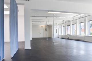 HUUR OP KORTE TERMIJN (POP-UP STORE)<br /><br />In het centrum van de gemeente Bornem, op een commerciële toplocatie, vinden we deze ruime handelsruimte terug. <br />De handelsruimte geniet van een overvloed aan lichtinval door de vele raampartijen. <br /><br />De ruimte is voorzien van een kitchenette, twee toiletten en een archiefruimte. <br />De ruimte is ook bereikbaar via een lift. <br /><br />Op 100 meter wandelen bevindt zich een publieke, gratis parking. <br /><br />Er zijn geen maandelijkse kosten. <br />Gas en elektriciteit zijn individueel. <br /><br />De onroerende voorheffing komt voor de helft ten laste van de huurder. <br />De huurprijs is exclusief BTW.<br /><br />Hebt u interesse in deze handelsruimte? <br />Contacteer ons gerust via toni@julimmo.be of 0498 62 74 77.