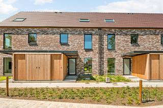 Nieuwbouwwoningen in Menen op rustige en vlot bereikbare liggingOntdek deze moderne nieuwbouwwoningen in de Charles Cappellestraat in Menen. U woont er in een rustige buurt, vlak bij winkels, scholen en belangrijke invalswegen richting Kortrijk, Ieper en Gent.De woningen combineren hedendaagse architectuur met comfort en energiezuinigheid. Ze beschikken over een lichtrijke leefruimte, open keuken, 3 slaapkamers, moderne badkamer en extra bergruimte of zolder. Afhankelijk van het type geniet u bovendien van een garage of carport.Dankzij zonnepanelen en een kwalitatieve afwerking woont u duurzaam én comfortabel.Ideaal voor wie op zoek is naar een stijlvolle, energiezuinige woning op een centrale locatie.Een bezoek gewenst? Neem dan contact op met Emiel via: emiel@immobeguin.be