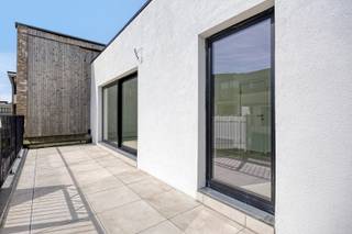 Dit prachtig nieuwbouwappartement met 2 slaapkamers op de bovenste verdieping is centraal gelegen in het centrum van Mol, op wandelafstand...