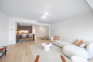 <ul>
<li>Dit appartement is gelegen in de Stockholmstraat, een rustige en toch zeer <strong>centrale ligging</strong>.</li>
<li>Vanop de <strong>3<sup>e</sup> verdieping</strong> heb je een prachtig <strong>open zicht</strong> op groen.</li>
<li>In 2025 heeft dit appartement een grondige <strong>totaalrenovatie</strong> onderdaan.</li>
<li>De renovatie werd uitgevoerd met zeer kwalitatieve materialen, onder andere: <strong>parketvloer</strong>, maatwerk keuken, ...</li>
<li>De keuken is voorzien van: inductie kookplaat, dampkap, frigo, diepvries, vaatwas, combi-oven en <strong>composiet werkblad</strong>.</li>
<li>Indeling is als volgt: ruime leefruimte met open keuken, <strong>twee volwaardige slaapkamers</strong>, berging, badkamer, toilet, terras en kelderberging.</li>
<li>Dit appartement kan perfect dienen als hoofdverblijfplaats of tweede verblijf.</li>
<li>De residentie is aangesloten op het <strong>warmtenet</strong> wat resulteert in een <strong>gunstige EPC-score.</strong></li>
<li>De volledig nieuwe meubels kunnen aangekocht worden.</li>
<li>Mogelijkheid tot aankoop <strong>garage</strong> vlakbij.</li>
</ul>