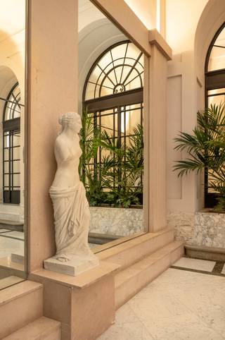 Exclusief appartement van 300 m2 met grandeur in het hart van de stad!Pal in centrum en omgeven door cultuur, winkels en gastronomie bevindt dit...