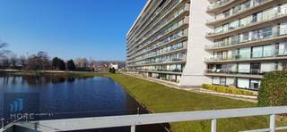 Mooi <strong>gemeubeld appartement in multi-eigendom op de 7e verdieping </strong>in de residentie Laguna Beach voor de <strong>periode van 31/05 tot 29/06.</strong><br /><u>Indeling</u>: inkomhall, woonkamer met eet- en zithoek, slaapkamer met ensuite badkamer, keuken, toilet, balkon aan de achterzijde van het gebouw over de volledige lengte van het appartement met zicht op de polders. Het privé-strand, het overdekt zwembad met douches, de autostaanplaats en het wandelpad rondom het meer maken het verhaal af. De zee en het strand op wandelafstand. De residentie is aangepast aan mindervaliden en er is ook een conciërge. Het alternatief op vakantieverhuur en goedkoper dan ieder jaar een vakantieverblijf te moeten huren. <br />Bel ons vrijblijvend voor meer info aangaande prijs en voorwaarden en/of een bezoek!<br /><br /><br /><span><strong>Tekoopstelling onder voorwaarden; Zie www.more.be, "bijlagen" en onder voorbehoud van beschikbaarheid.</strong></span>
