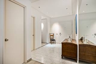 Dit prachtig appartement bevindt zich op de 10de verdieping van de prestigieuze residentie Hertogenpark, gelegen aan de Desguinlei in Antwerpen. Dankzij zijn strategische ligging geniet u van een perfecte combinatie van bereikbaarheid, comfort en groen. Het appartement bevindt zich op een steenworp van het stadscentrum, met vlotte verbindingen naar de Ring van Antwerpen, de E19, E17 en A12. Bovendien bevinden winkels, supermarkten, restaurants, scholen, culturele centra, sport-en fitnessaccomodatie en openbaar vervoer zich in de onmiddellijke omgeving.<br /><br />Bij het betreden van het appartement komt u terecht in een royale inkomhal met vestiaire, gastentoilet en een praktische berging met aansluitingen voor wasmachine en droogkast. De indrukwekkende leefruimte baadt in natuurlijk licht dankzij de grote raampartijen en biedt toegang tot het ruime, zuidwest-georiënteerde terras van maar liefst 17 m², waar u de hele namiddag en avond van de zon kunt genieten.<br /><br />Aansluitend bevindt zich de volledig uitgeruste keuken met dubbele spoelbak, keramische kookplaat, dampkap, koelkast met diepvries en een handige geïntegreerde uitklaptafel.<br />Via de nachthal bereikt u de twee volwaardige slaapkamers. De ruime master bedroom beschikt over een dressing en een ensuite badkamer uitgerust met een ligbad, toilet en dubbele wastafel. De tweede slaapkamer, ideaal als bureau, kinderkamer of logeerkamer, beschikt eveneens over een eigen ensuite badkamer met douche en wastafel. Doorheen het appartement zorgen de hoogwaardige marmeren afwerkingen voor een stijlvolle uitstraling.<br /><br />Verder beschikt het appartement over twee private kelderbergingen.<br />Een bijzondere meerwaarde is het gemeenschappelijke zwembad met sauna van de residentie, waarvan u optioneel gebruik kunt maken voor slechts €30 per maand.<br />Ook beschikt het gebouw over een interne verhuislift, wat een ladderlift overbodig maakt.<br /><br />Troeven:<br />+ Ruime en lichtrijke leefruimte<br />+ Zuidwest-georiënteerd terras van 17 m²<br />+ 2 inwonende conciërges<br />+ 2 slaapkamers, elk met eigen badkamer<br />+ 2 private kelderbergingen op -1<br />+ Gemeenschappelijk zwembad met sauna (+30€/maand)<br />+ EPC-score A<br />+ Strategische ligging nabij stad, groen en invalswegen<br /><br />Heeft u interesse in dit uniek appartement? Neem dan contact op met VB Vastgoed op het nummer 03 337 50 70 of via info@vbvastgoed.be