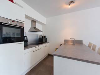 <p><span>Appartement met 2 slaapkamers (86m²) op de eerste verdieping van residentie "The Mills" in Edegem, inclusief autostaanplaats. Het ligt centraal, vlak bij openbaar vervoer, winkels, scholen, UZA en de belangrijkste invalswegen.<br /></span><br /><strong>INDELING<br /></strong>We betreden het appartement via de inkomhal (8m²) met ruimte voor vestiaire en een apart gastentoilet met handenwasser. Van daaruit komen we in de lichte leefruimte (32m²) met open, volledig ingerichte keuken (10m²), uitgerust met keramisch kookvuur, dampkap, oven en vaatwasmachine. Via een groot schuifraam stappen we naar het westgeoriënteerde terras (6,6m²). Aansluitend aan de leefruimte vinden we een bergruimte (2m²).</p>
<p>De 2 slaapkamers meten 12m² en 8m². In de badkamer (6m²) vinden we een inloopdouche, dubbele lavabo met meubel, spiegelkast en kolomkast. Daarnaast ligt een bergruimte met de condensatieketel en de aansluitingen voor wasmachine en droogkast.<br /><br /><strong>BIJZONDERHEDEN</strong><br />Ondergrondse autostaanplaats en ondergrondse bergplaats voor 2 fietsen, mee opgenomen in de prijs.<br />Aluminium schrijnwerk met dubbele beglazing. Verwarming dmv. condensatieketel op gas.<br />VK: € 125/maand: minuterie, onderhoud gemene delen, onderhoud lift, onderhoud tuin.<br />Het appartement is momenteel verhuurd.<br /><br /><span>Attesten en gronplannen: www.immopoint.be</span><br /><br /></p>