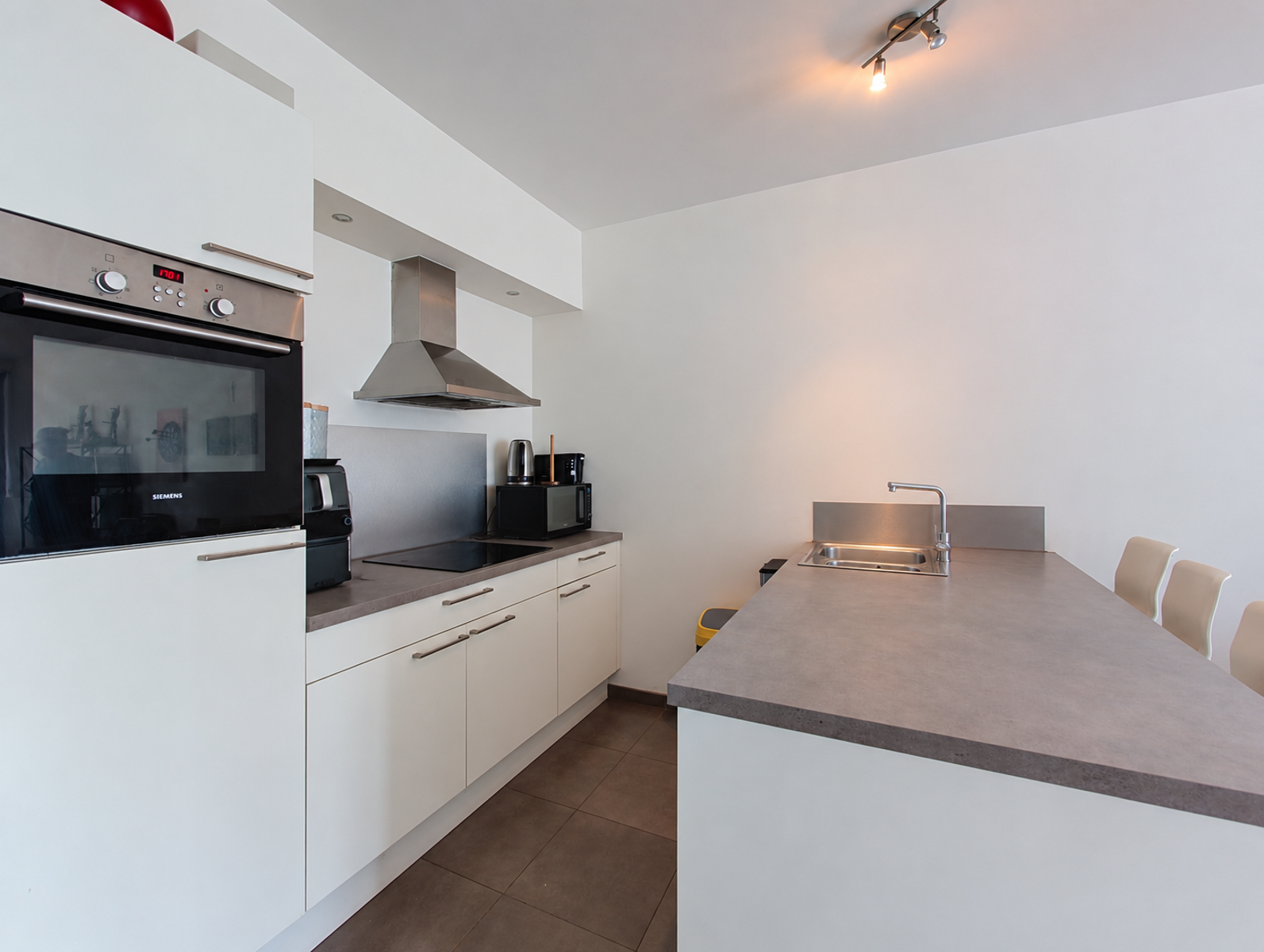 INSTAPKLAAR APPARTEMENT MET 2 SLPKS, TERRAS & AUTOPLAATS - foto 2