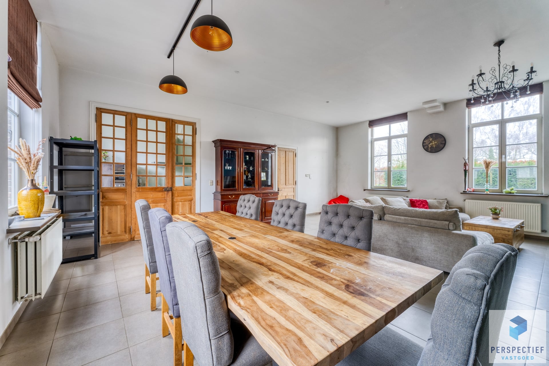 Ruime gerenoveerde woning met tuin &amp; 2 privatieve autostaanplaatsen - foto 2