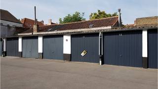 Garagebox met uitstekende en centrale ligging in het centrum van Brugge vlakbij de Coupure. Ideaal voor buurtbewoners van de Ganzenstraat, Hooistraat, Predikherenrei en verder, die een veilige plek zoeken voor hun wagen, tweede voertuig of motor. Bescherm uw voertuig tegen de weerselementen en schade.   **  Gelegen in garagecomplex  **  + Voldoende  manoeuvreerruimte.    **  Kosten : + 5 euro / maand  forfait gemeenschappelijke delen  **  #veiligparkeren #brugge  **    **  Afmetingen  :  4,80  x  2,70  =  13 m²  **    **  Beschikbaar  1 december 2026  **  Kan eventueel vroeger vrij zijn!