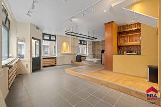 Ben je op zoek naar een veelzijdig opbrengsteigendom met fantastisch rendement op een toplocatie in centrum Aalst? Gevonden!Dit ruime pand (234m²)...