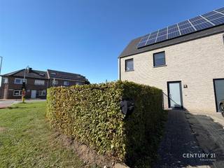 <p>Energiezuinige woning met drie slaapkamers, garage en tuin in Ramsel</p><p>Op het gelijkvloers bevinden zich de inkomhal met afzonderlijk toilet, een open keuken met leefruimte, een berging en een garage. Vanuit de leefruimte kijk je uit op de tuin. De eerste verdieping omvat drie slaapkamers en een badkamer. De afgewerkte zolder biedt bijkomende woon- en opbergruimte.</p><p>De woning behaalt EPC-label A.</p><p>Ideaal voor een gezin dat drie slaapkamers, een tuin, een garage en extra ruimte op zolder zoekt.</p><p>Maak een afspraak via 016 90 10 21 of info@future-home.be.</p><p>Woongebied met landelijk karakter, Vergunning,Verkavelingsvergunning, Geen dagvaarding, Geen voorkooprecht</p>