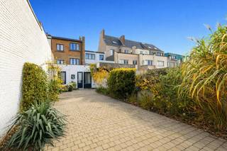 Deze centraal gelegen en energiezuinige herenwoning met art-deco elementen wordt te koop aangeboden in de Guido Gezellelaan te Sint-Niklaas. Zoekt...